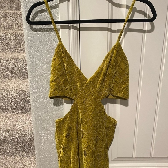 HOUSE OF HARLOW 1960 x REVOLVE Francia Maxi velvet green Dress - Picture 9 of 11